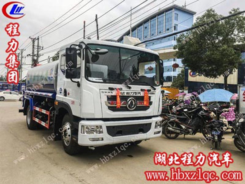 東風D9噴霧車整裝完畢，奔赴“戰(zhàn)場”
