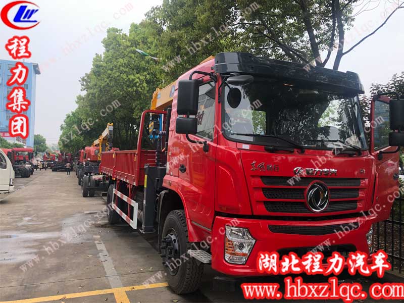 東風(fēng)暢行隨車吊已經(jīng)完工，停在車間門(mén)口